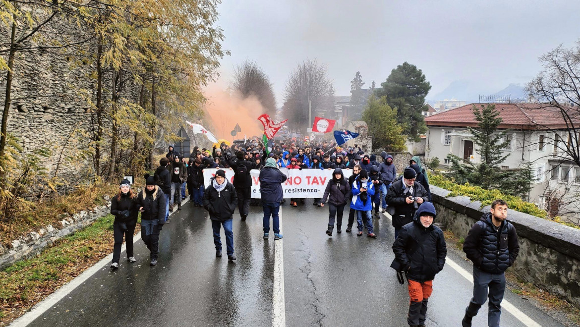 A Torino caricano anche alla stazione. Tre studenti feriti