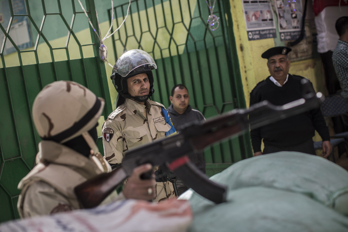 Poliziotti egiziani al Cairo