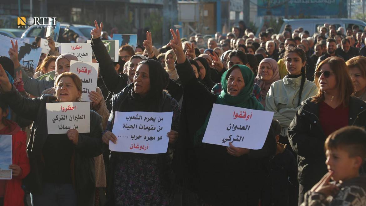 La protesta di ieri a Qamishlo durante i funerali delle vittime dei raid turchi (Foto: Npa)