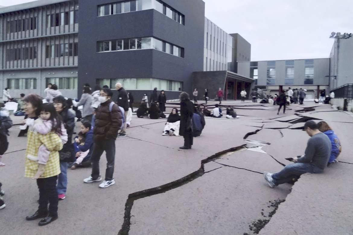 Crepe nel suolo a Wajima in Giappone a seguito del terremoto di magnitudo 7.5 avvenuto il primo gennaio foto Ap