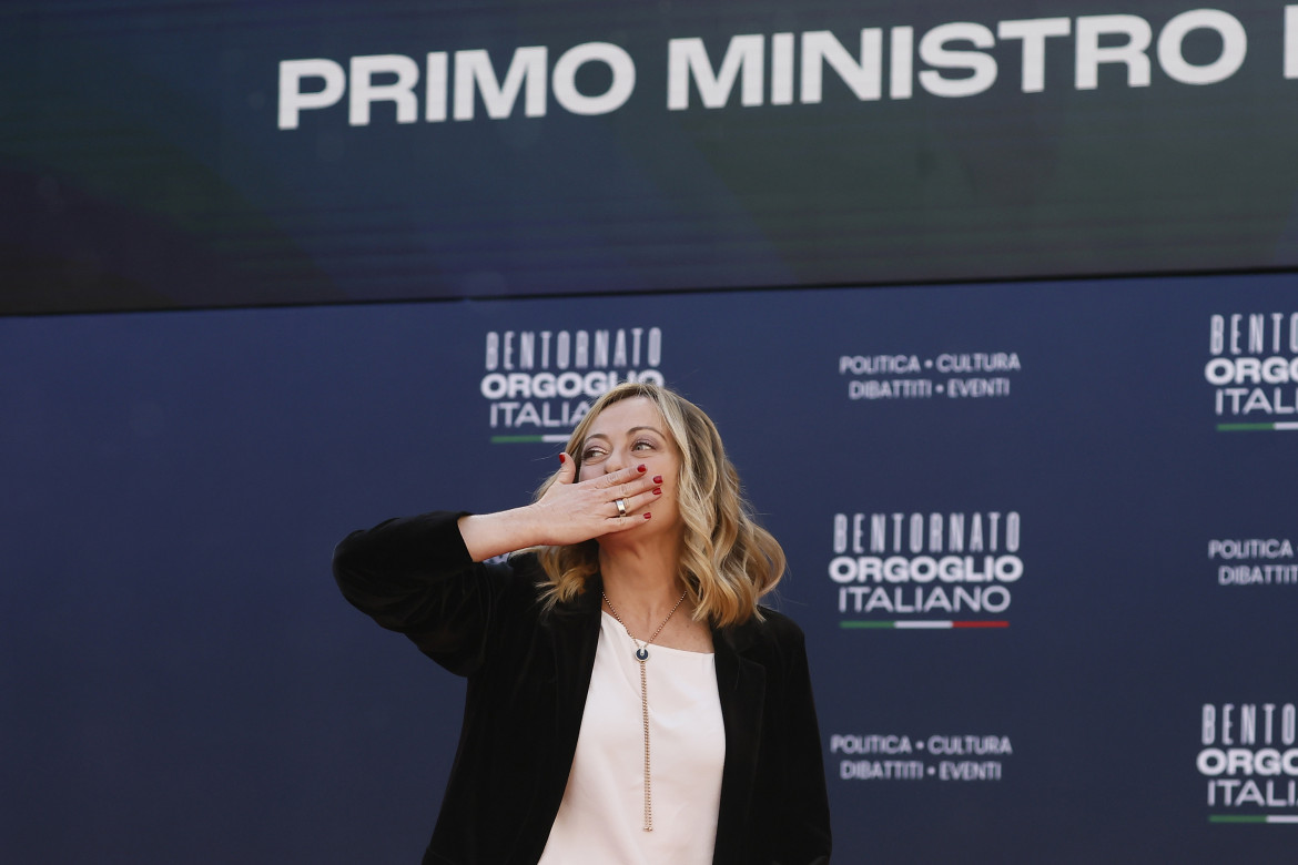 Giorgia Meloni saluta durante la manifestazione Atreju a Roma foto Cecilia Fabiano/LaPresse