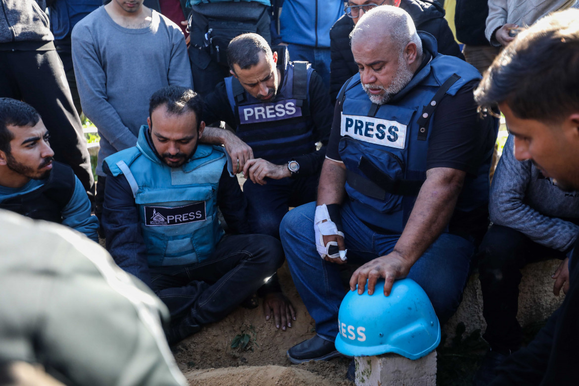 Il dolore del reporter di al Jazeera Wael Al-Dahdouh (a destra), ieri, durante i funerali dei giornalisti Hamza Al-Dahdouh (suo figlio) e Mustafa Thuraya foto di Ahmad Hasaballah/Getty