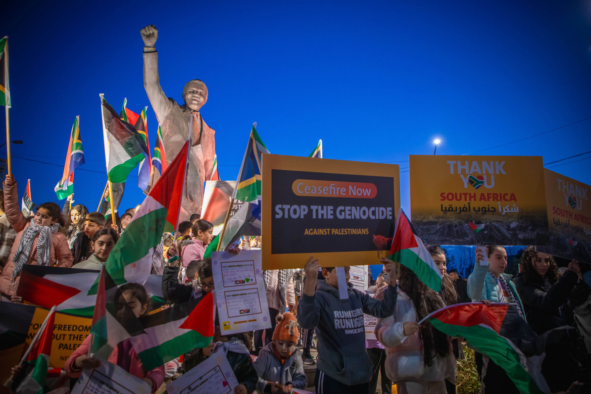 Piazza Nelson Mandela a Ramallah, alla vigilia della prima udienza all’Aja foto Ap/Issam Rimawi