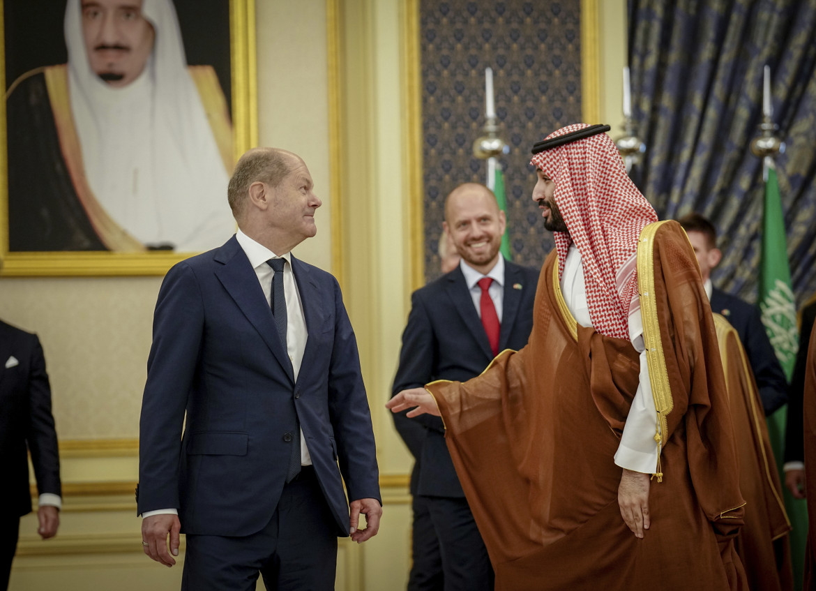 Settembre 2022, Scholz insieme a bin Salman, foto Ap