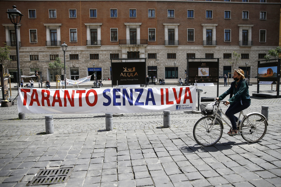 Presidio del comitato Salute e Ambiente per la chiusura dell’Ex-Ilva, foto LaPresse