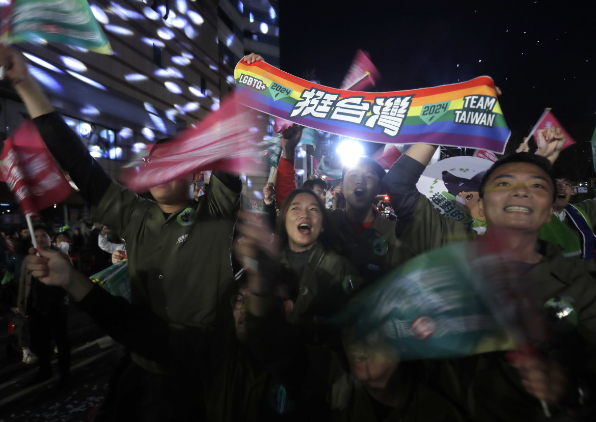 Supporter del Partito progressista democratico celebrano la vittoria di Lai Ching-te alle presidenziali foto Ap