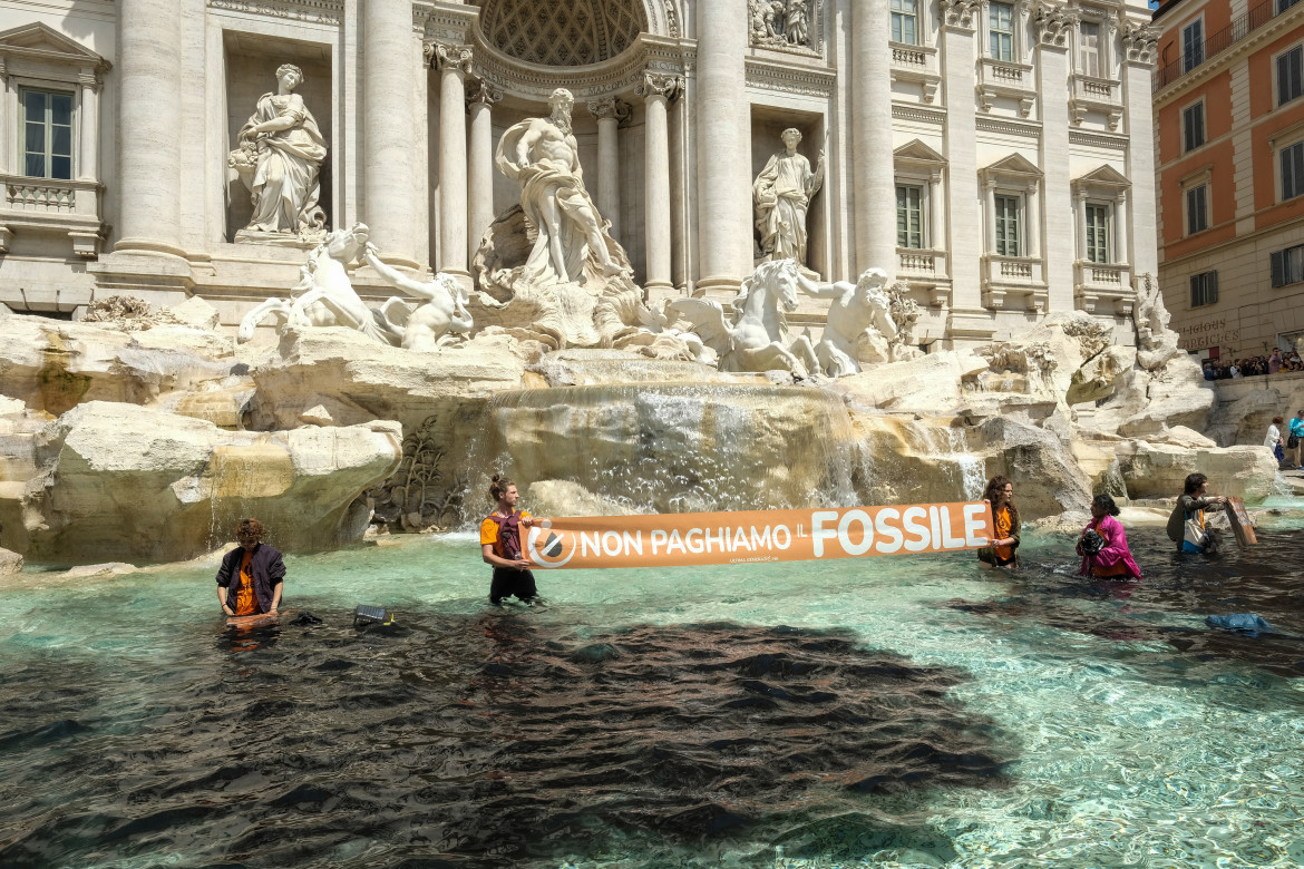 Attivisti di Ultima generazione alla Fontana di Trevi a Roma (LaPresse)