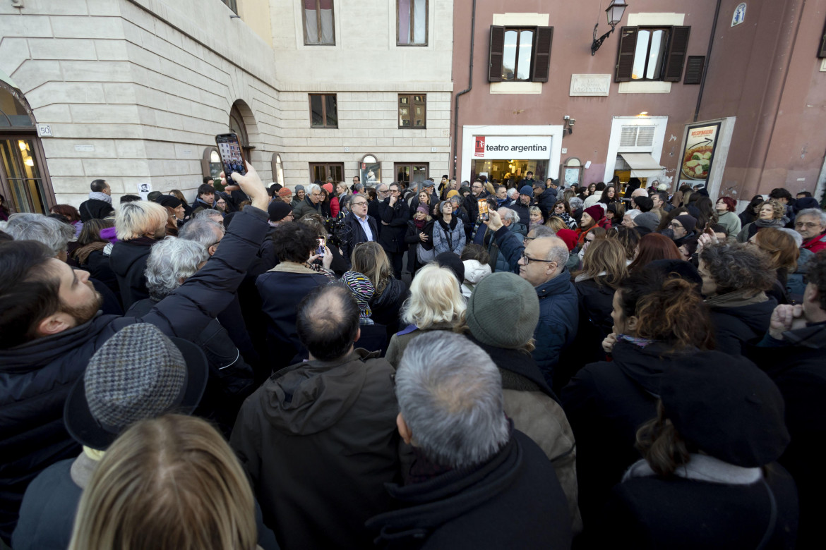 La manifestazione di domenica scorsa davanti al teatro Argentina foto Ansa