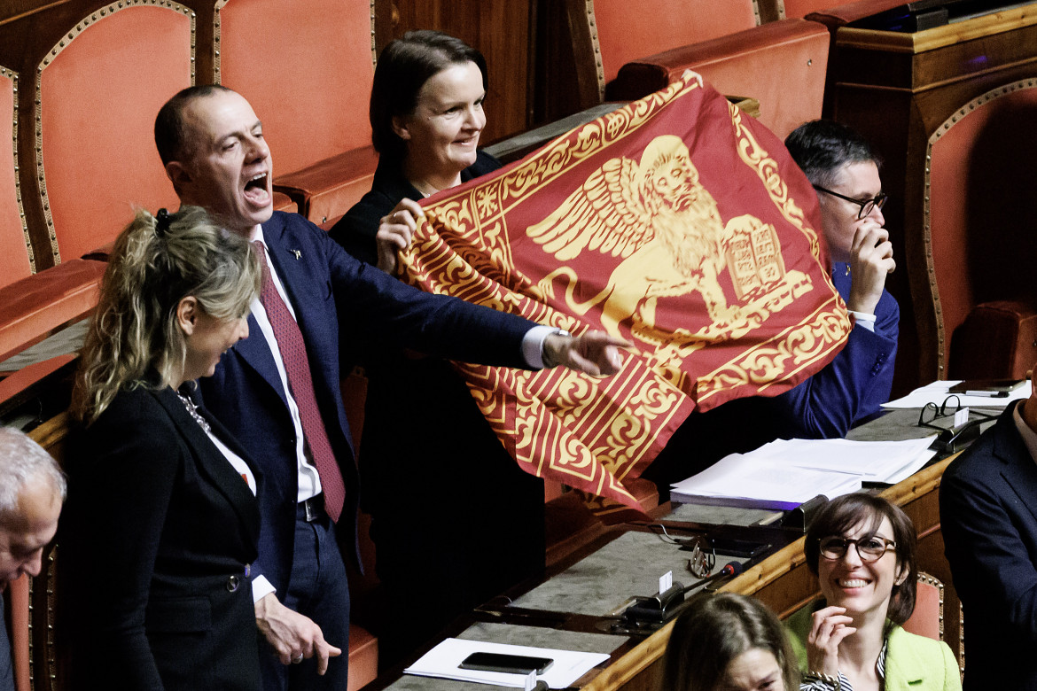 In Senato la Lega festeggia con la bandiera della Serenissima il voto finale al disegno di legge sull’autonomia differenziata foto di Roberto Monaldo/LaPresse