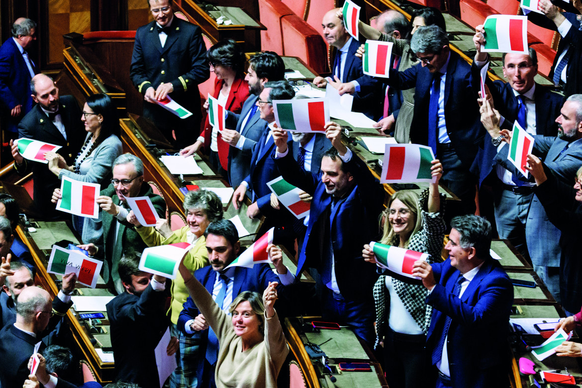 Tricolori contro la secessione. Il Senato dice sì all’autonomia