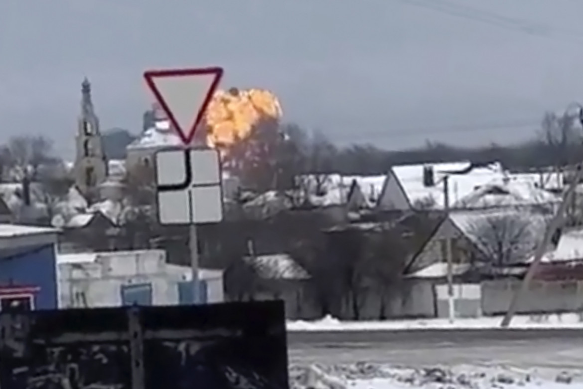 In un fermo immagine, l’aereo da guerra russo in fiamme nella regione di Belgorod foto Ap