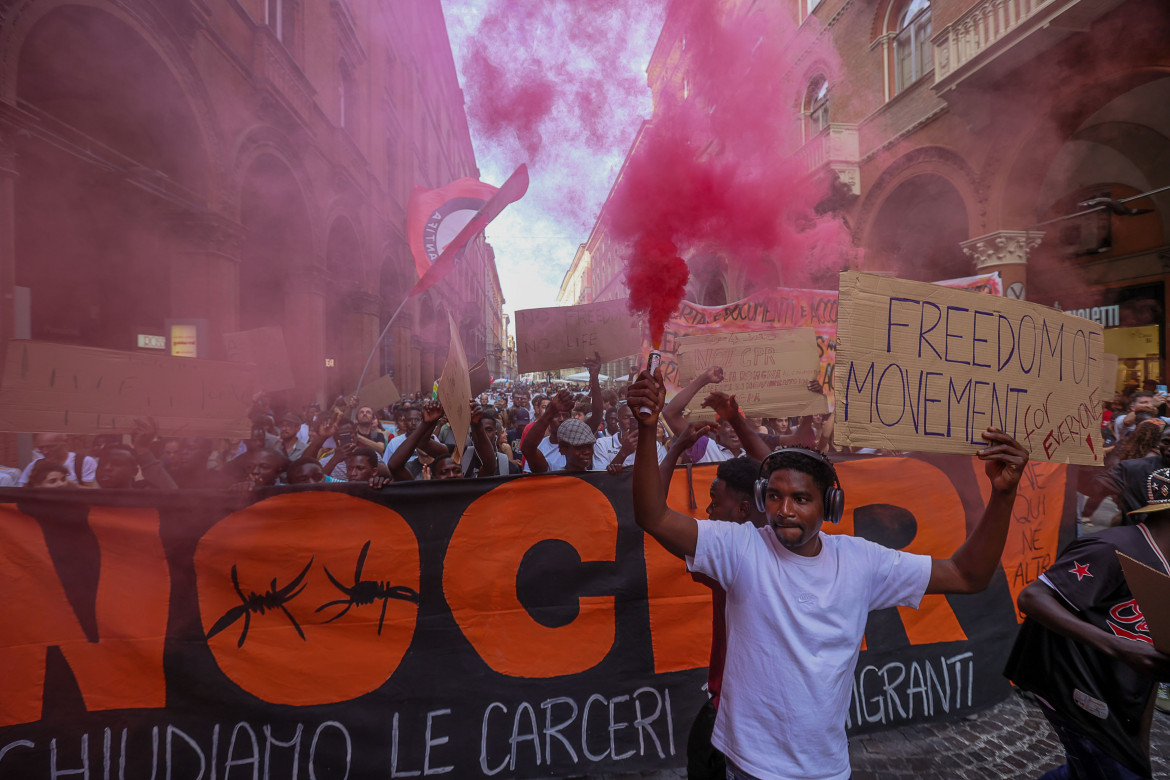 Una manifestazione contro i cpr a Bologna foto LaPresse