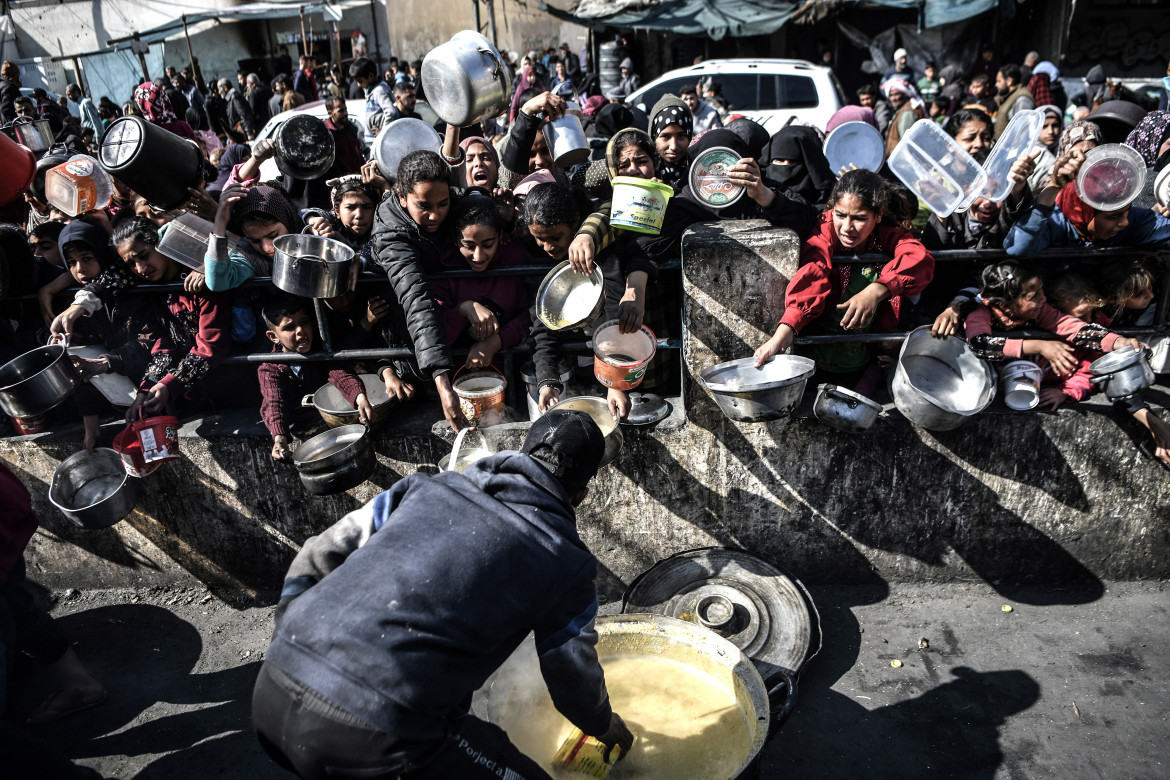 Palestinesi in cerca di cibo distribuito da organizzazioni di beneficenza mentre continuano gli attacchi israeliani foto di Abed Zagout/Getty Images