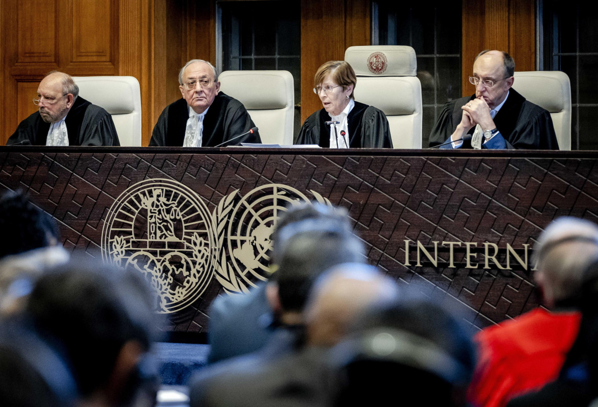 La presidente della Cig, Joan Donoghue, legge la decisione sul caso Sudafrica vs Israele foto Epa/Remko de Waal