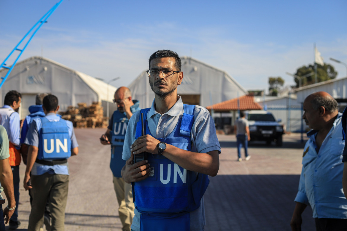 Operatori umanitari dell’Agenzia delle Nazioni Unite per il soccorso e l'occupazione dei rifugiati palestinesi (UNRWA) a Deir Al Balah, Gaza foto di Ahmad Salem/Getty Images