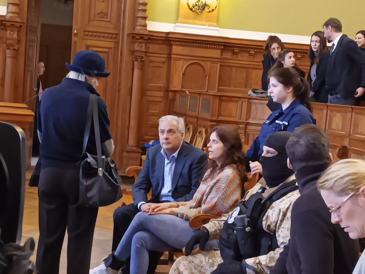 Ilaria Salis con i genitori in aula (foto Mario Di Vito)