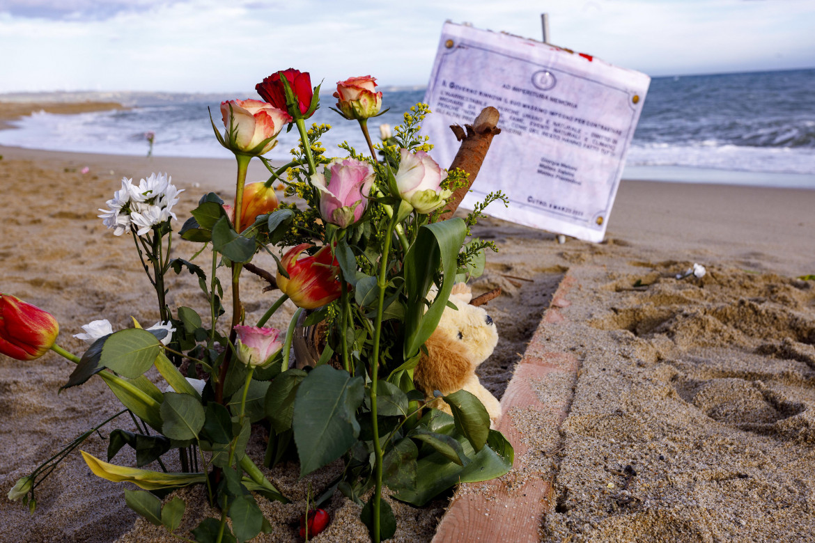 La spiaggia di Cutro foto Ansa