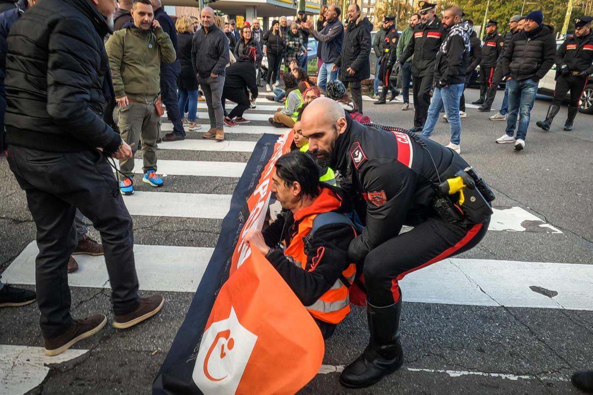 Strade occupate e secchiate di vernice, Ultima Generazione alla sbarra