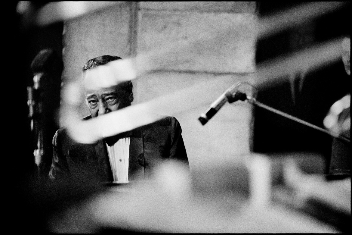 Duke Ellington in uno scatto di Roberto Polillo. In alto un ritratto del fotografo milanese