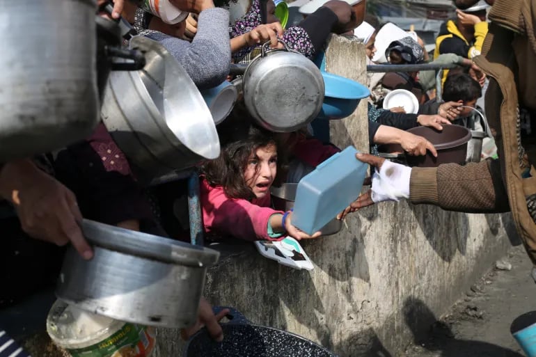 Bambini gazawi in fila per il cibo foto Ap