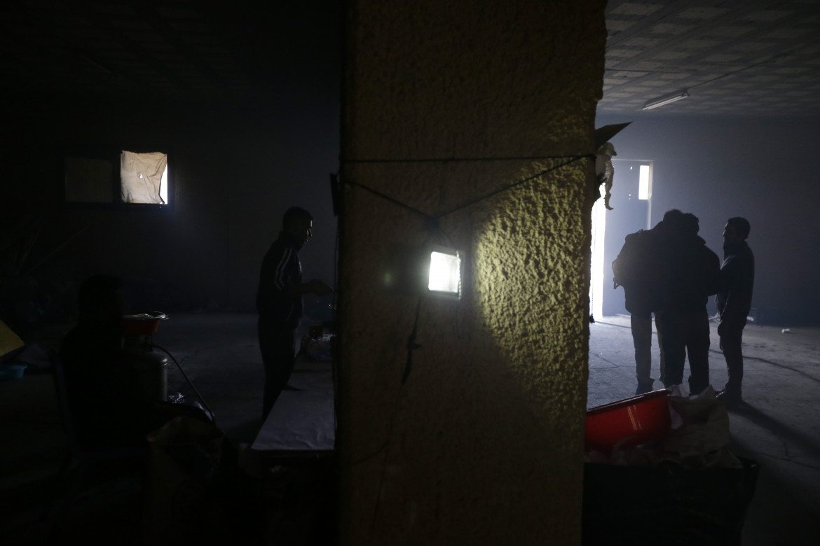 Immigrati pakistani in una fabbrica abbandonata in Turchia - AP Photo/Thanassis Stavrakis