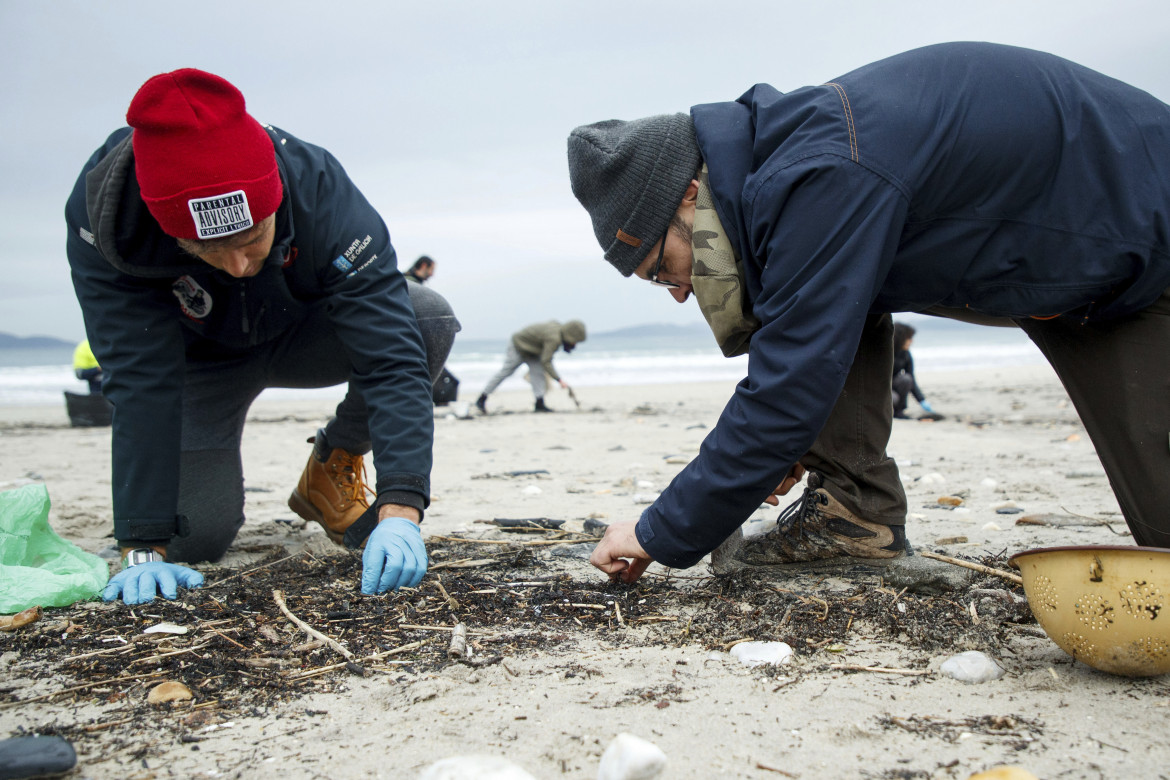 Asturie e Galiza, ondata di plastica sulle spiagge