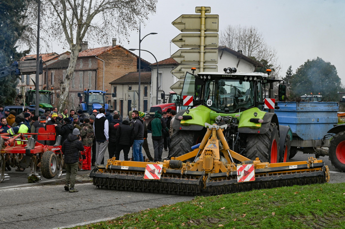 Paura di una rivolta stile gilet. Governo Attal in allarme