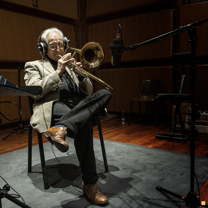 n’immagine del trombonista Dino Piana, scomparso lo scorso novembre, durante le session per il disco «Al gir dal bughi»