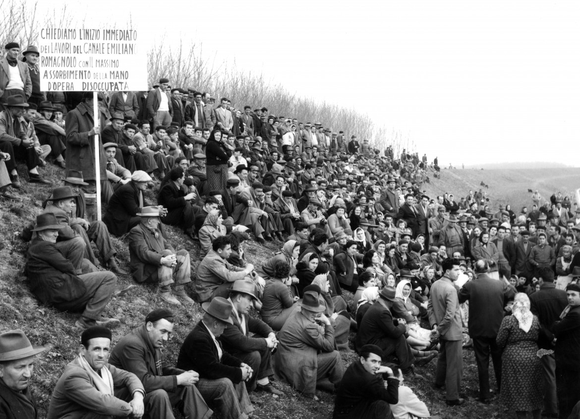 Manifestazione di braccianti sugli argini del Reno per rivendicare l’esecuzione del canale emiliano romagnolo e del "Piano del Lavoro" il 3 marzo 1958. In piccolo l'annuncio della costituzione della Camera del Lavoro il 26 marzo 1893 - foto Archivio Paolo Pedrelli CdLM Bologna