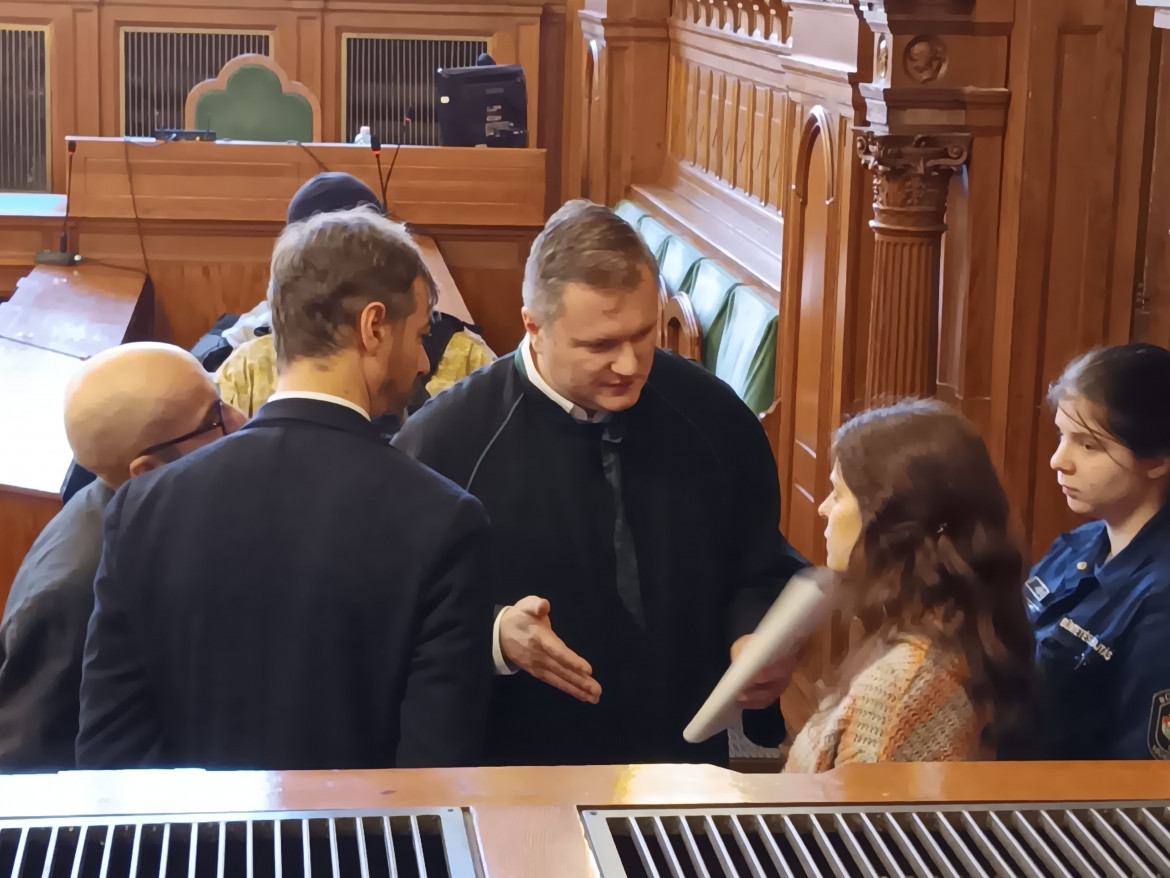 Ilaria Salis mentre parla con i suoi avvocati in aula a Budapest foto di Mario Di Vito