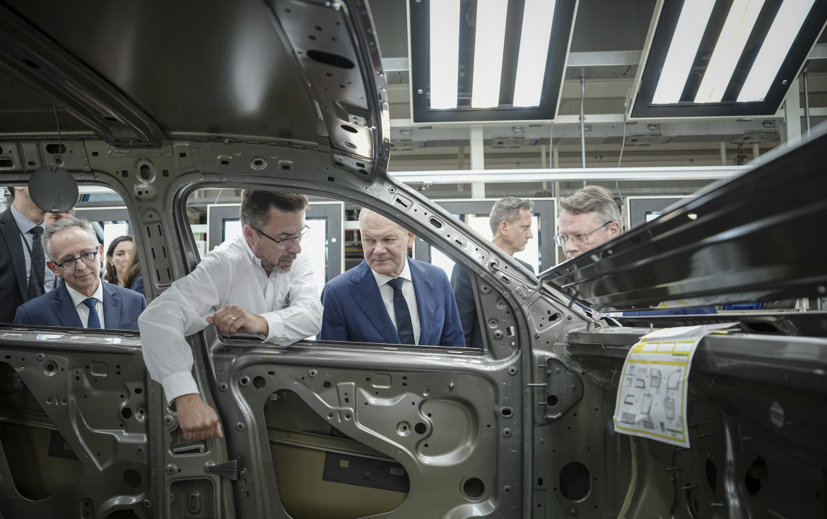 Il cancelliere tedesco Scholz in visita a uno stabilimento Volkswagen, foto Ap