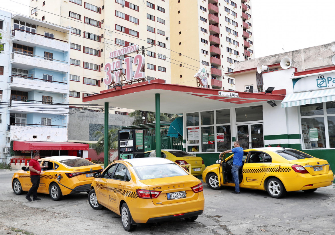 In fila per la benzina a Cuba, foto Ansa