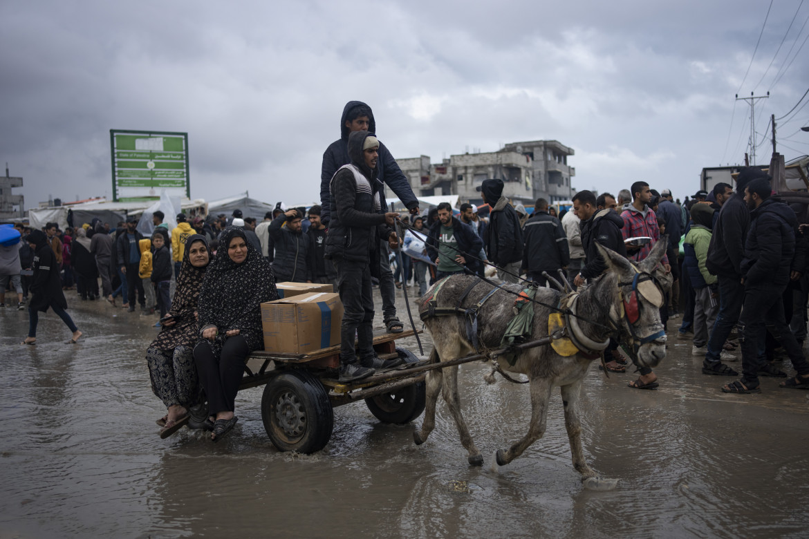 Sfollati palestinesi a Rafah, nel sud della Striscia, ultimo rifugio per la gran parte della popolazione in fuga foto Ap /Fatima Shbair