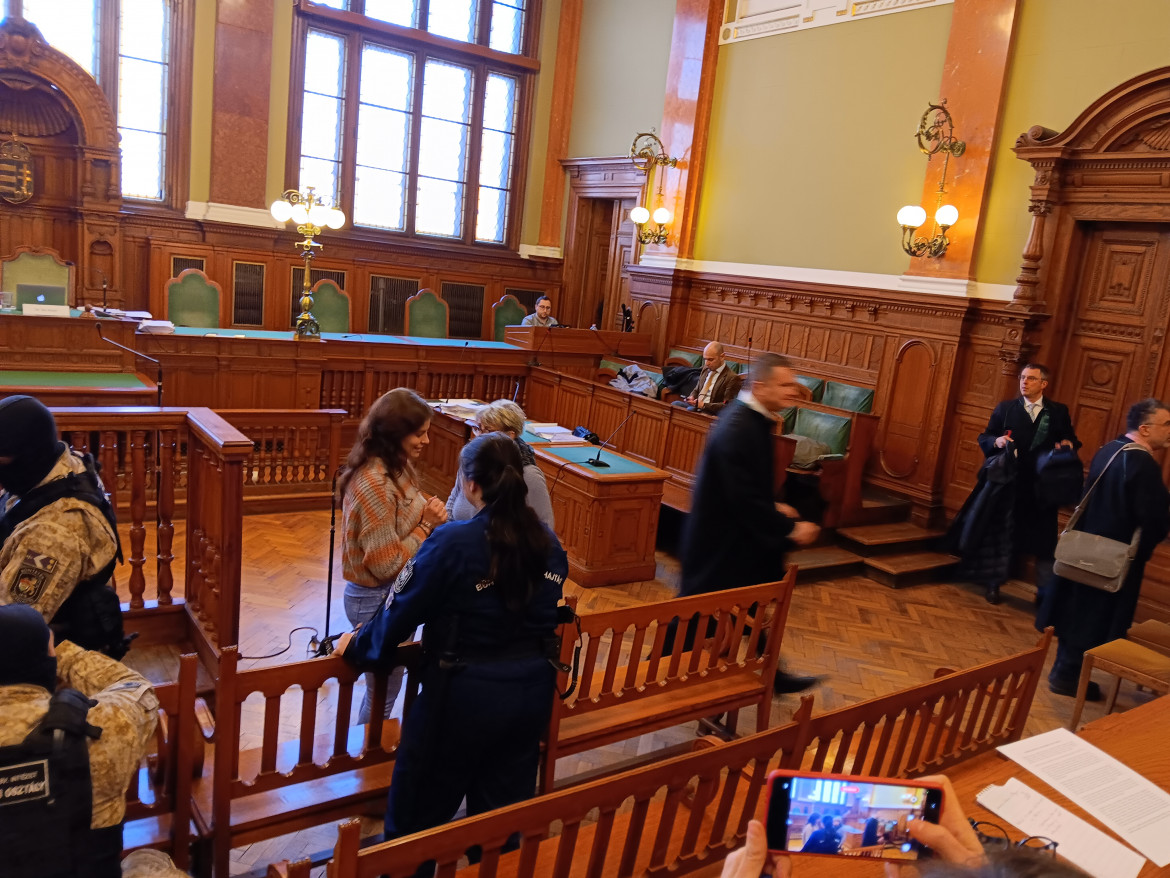 Ilaria Salis in aula a Budapest, foto Mario Di Vito /il manifesto