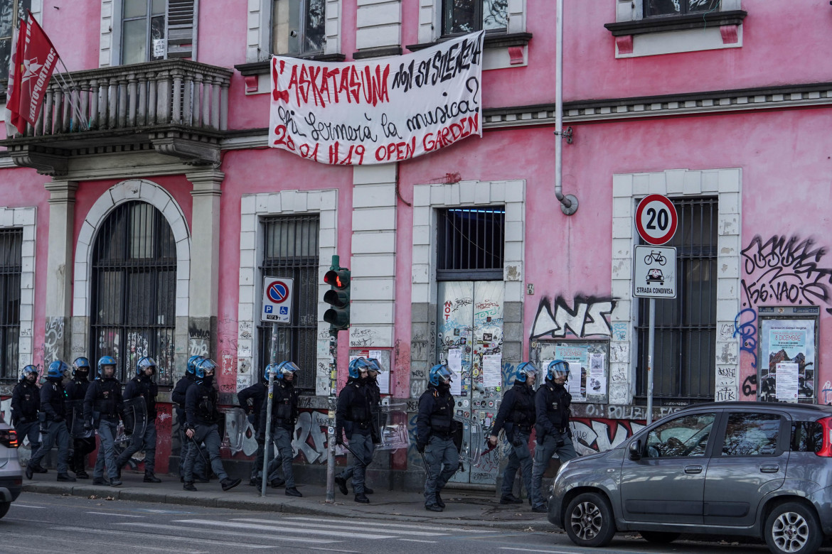 La sede del centro sociale Askatasuna a Torino foto Ansa