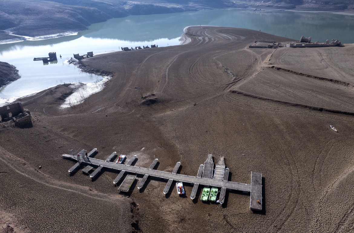 Il bacino idrico Sau Reservoir a nord di Barcellona quasi all’asciutto foto Ap /Emilio Morenatti