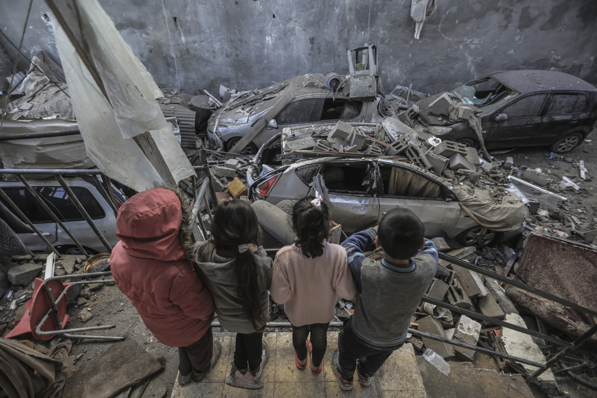 Sopra le macerie di Rafah foto Ap