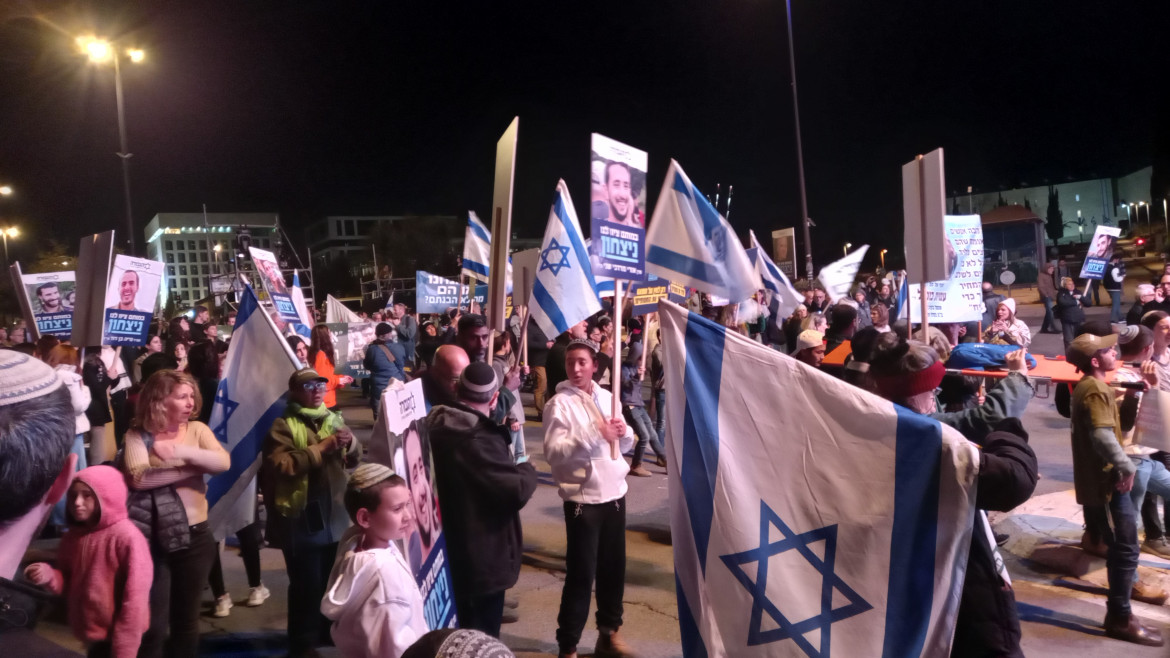 Manifestanti alla marcia per la vittoria - foto di Chiara Cruciati