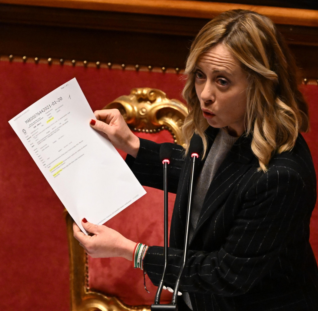 Giorgia Meloni con il «fax della discordia sul Mes foto Ansa