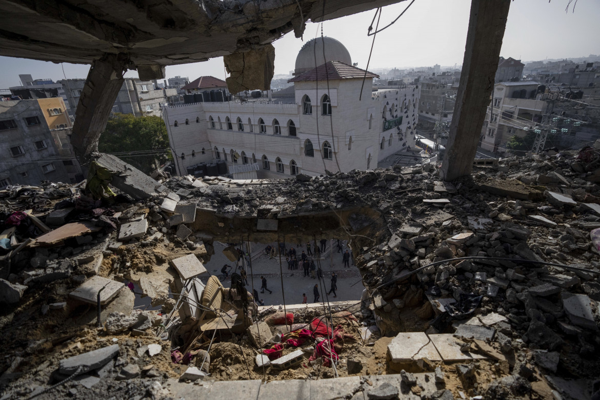 Edificio residenziale danneggiato dopo un attacco israeliano nel sud della Striscia di Gaza (foto Fatima Shbair - Ap)