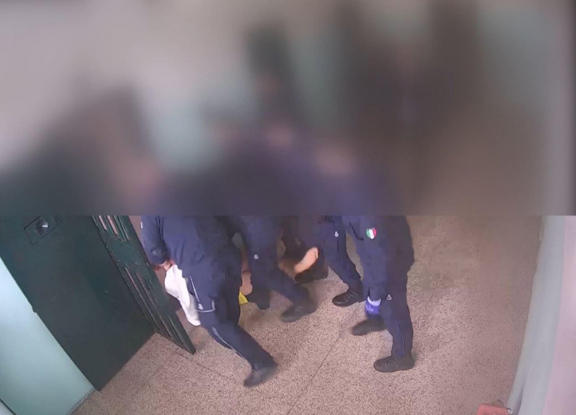 Reggio Emilia, video shock dal carcere. I pm: «È tortura»