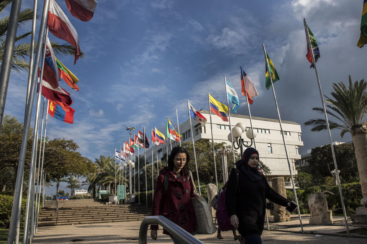 Studenti nel campus della Tel Aviv University - Ap/Tsafrir Abayov Nuovo! Chiara Cruciati, INVIATA A JAFFA