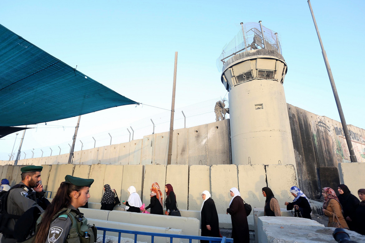 Soldati israeliani al checkpoint di Qalandiya a Ramallah, prima della guerra foto GettyImage