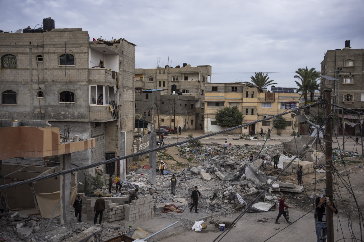 Le macerie di una casa a Rafah, colpita nell’operazione per salvare due ostaggi, foto Ap