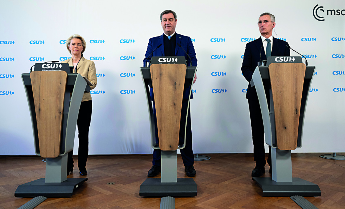 Monaco, Ursula von der Leyen (Commissione Ue) e Jens Stoltemberg (Nato) insieme al presidente della Baviera, Markus S'der foto ap