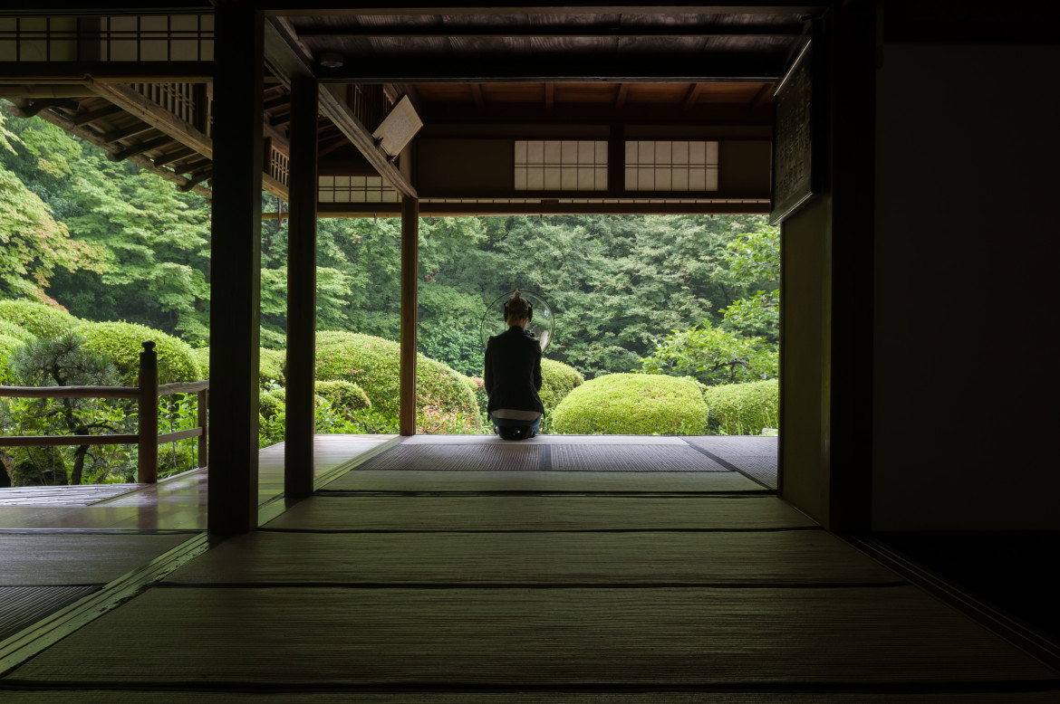 Nadine Schültz durante una registrazione sul campo con un microfono a parabola al tempio Shisen-do, Kyoto, 2015