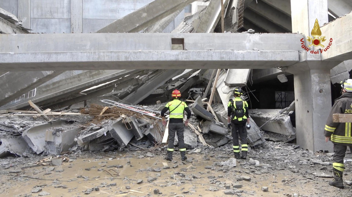 Firenze, vigili del fuoco al lavoro sul cantiere della strage, foto Ansa