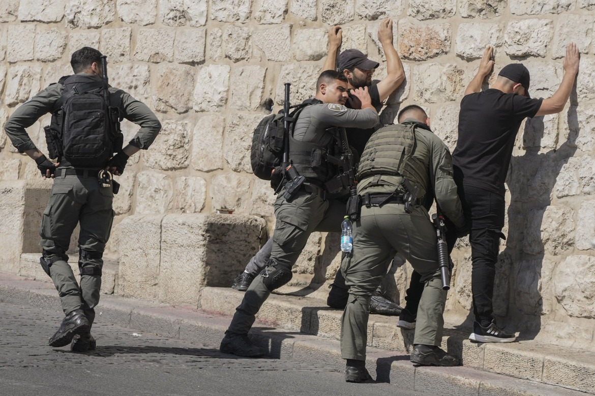 Perquisizioni violente nella città vecchia di Gerusalemme foto Ap/Mahmoud Illean