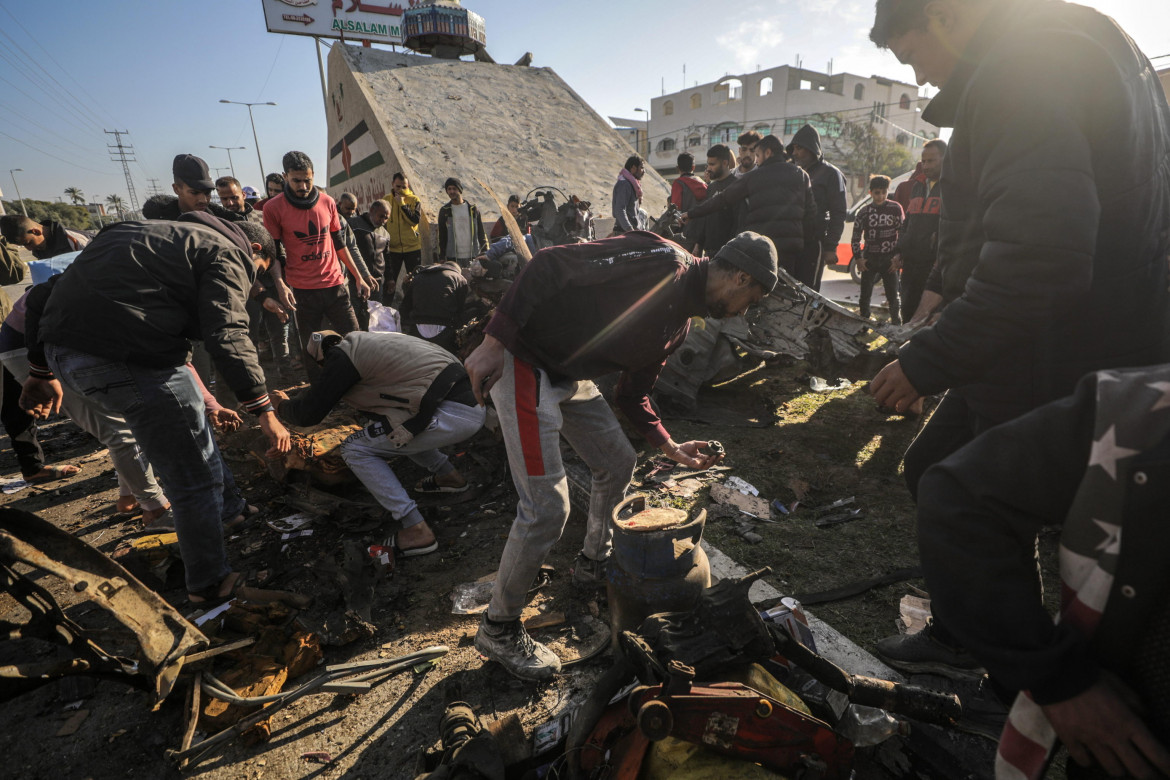 Un raid israeliano ieri a Deir al-Balah foto Epa/Mohammed Saber