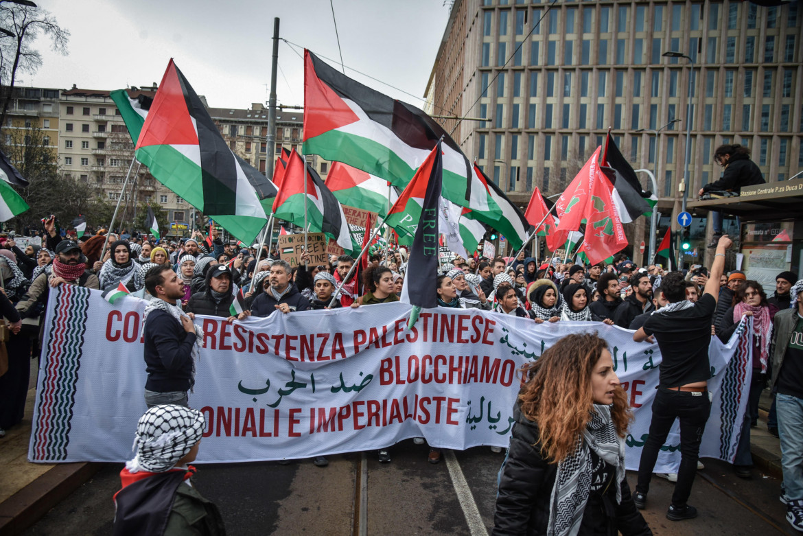 Milano, piazza gremita contro la repressione